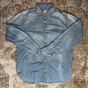 Gap Light Denim Button-Up Shirt (Size Medium)
